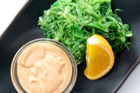 Салат из морских водорослей кайсо с ореховым соусом Гамадари