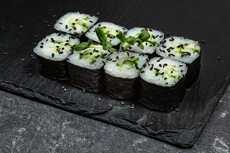 Маки с огурцом