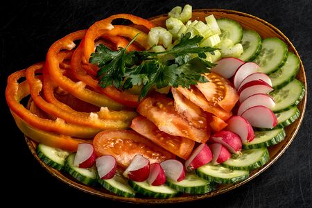 Ассорти из свежих овощей