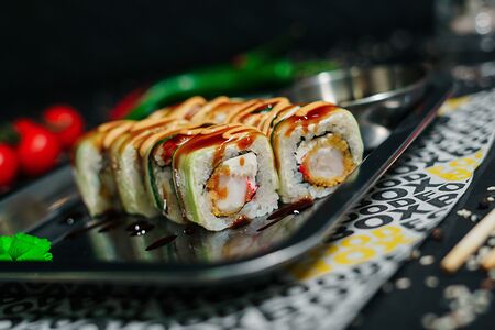 Ролл огурец креветка