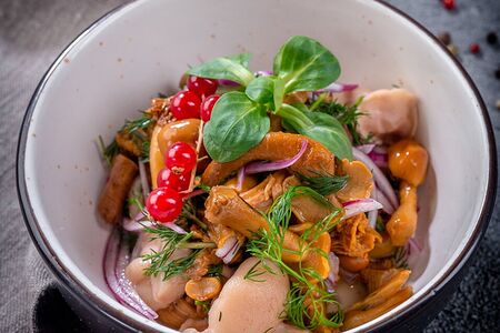 Грибочки маринованные с красным луком