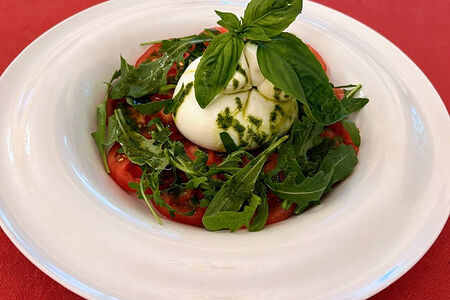 Буррата с помидорами и базиликом