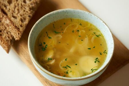 Куриный суп с лапшой и яйцом