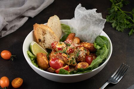 Азиатский салат с попкорном из креветок