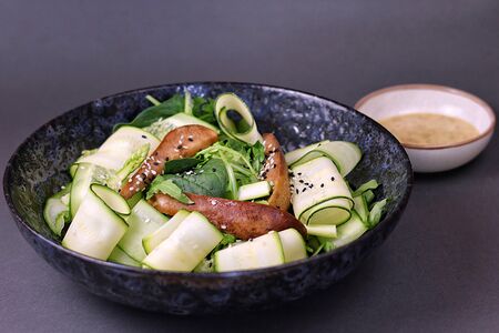 Салат с грушей и медово-горчичным соусом