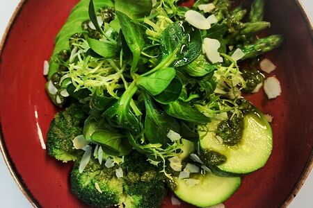 Микс-салат со спаржей, цукини и авокадо