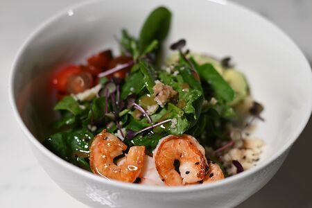 Салат с креветками, кускусом, шпинатом и авокадо