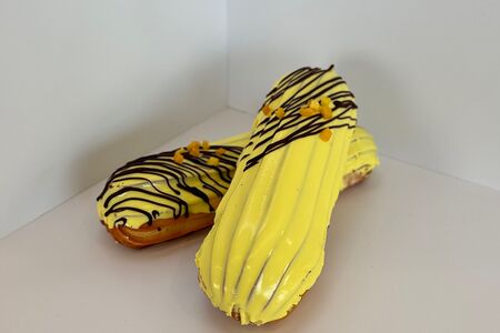 Эклер с манго