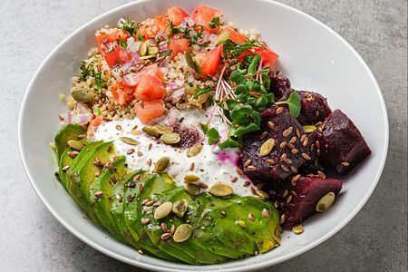 Салат с киноа и авокадо