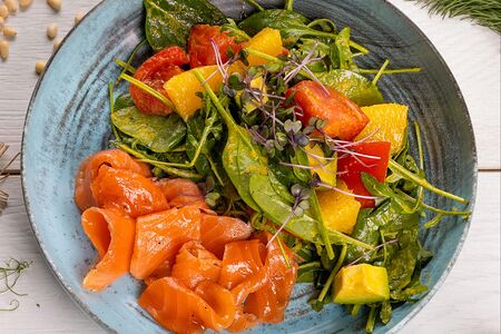 Салат со слабосоленым лососем и авокадо