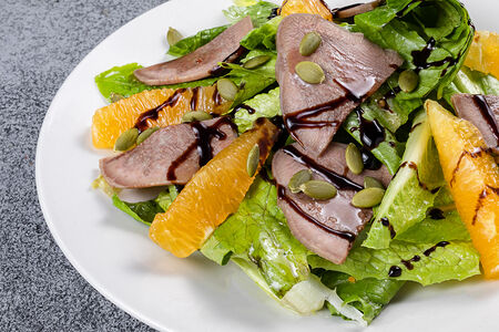 Салат с говяжьим языком и цитрусами