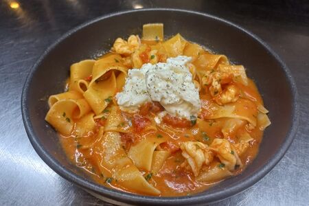 Паппарделле, креветки, томатный соус