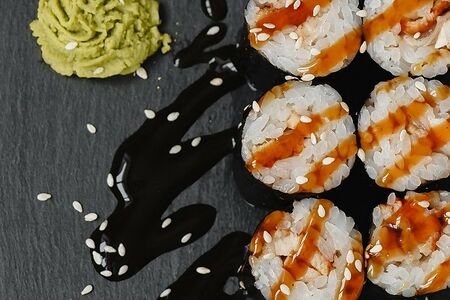 Маки с угрем