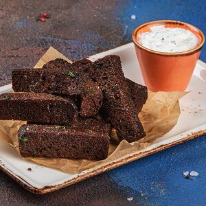 Гренки со сметанно-чесночным соусом