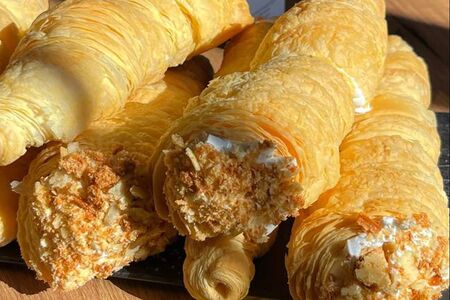 Трубочка с белковым кремом