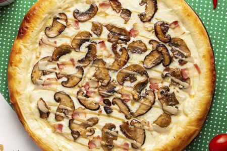 Мамас-пицца с грибами, беконом и ветчиной