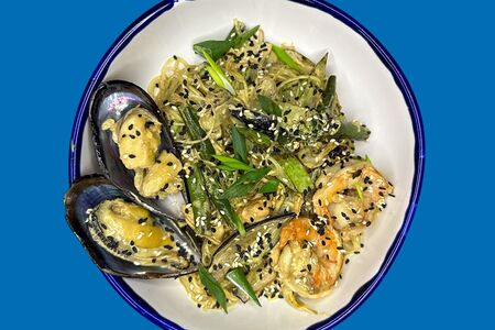 Wok с морепродуктами в сливках