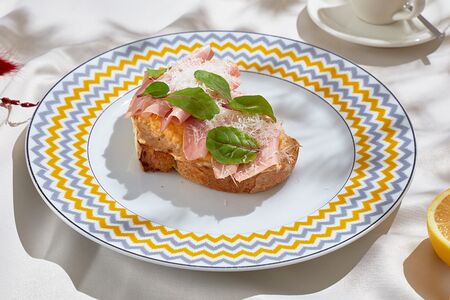 Брускетта с мортаделлой и скрэмблом