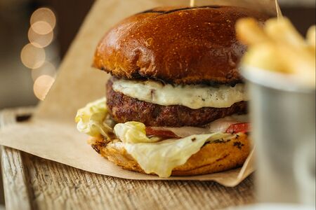 Чизбургер с соусов Black Pepper и картошкой фри