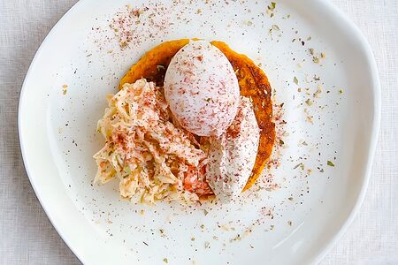 Решти из батата с карельской форелью и яйцом пашот