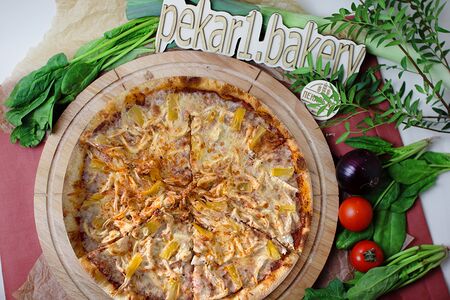 Пицца с курицей и ананасом