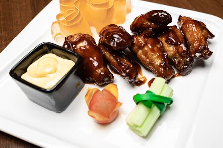 Куриные крылья в соусе барбекю