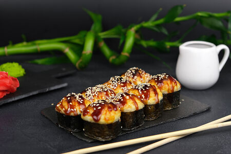 Ролл запеченный с лососем терияки