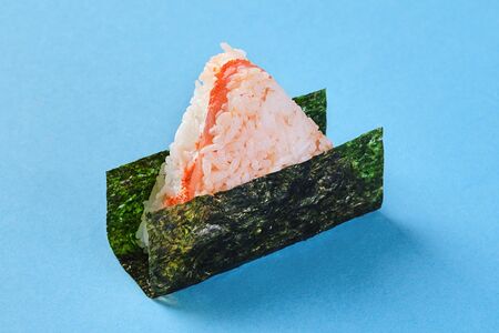 Онигири с лососем