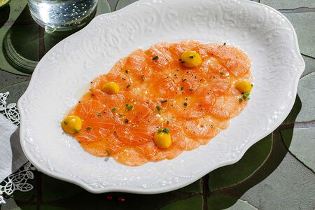 Карпаччо из лосося с манговым соусом