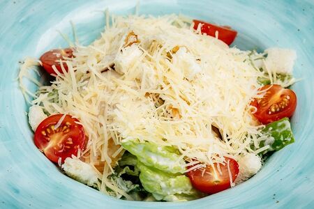 Салат Цезарь с жареным куриным филе