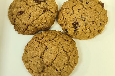 Печенье овсяное с вяленой клюквой и изюмом