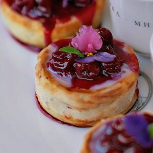 Сырники с маринованной вишней