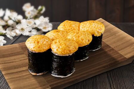 Запеченный мини-ролл с лососем