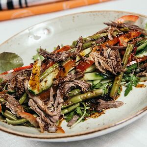 Салат китайский с рваной говядиной и папоротником