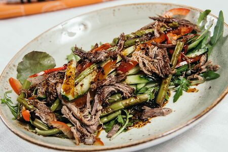 Салат китайский с рваной говядиной и папоротником