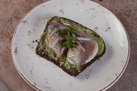 Тост на бородинском хлебе с сельдью