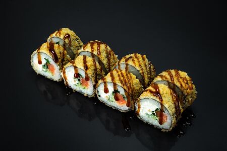 Жареные роллы с копченым лососем