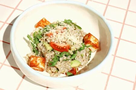 Зеленая гречка с авокадо и сыром халуми