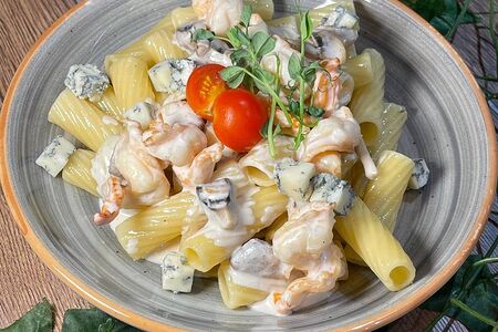 Паста тортильони с грибами, креветками в сливках с сыром дорблю