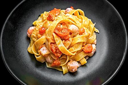 Феттуччине с креветкой и лососем в сливочном соусе