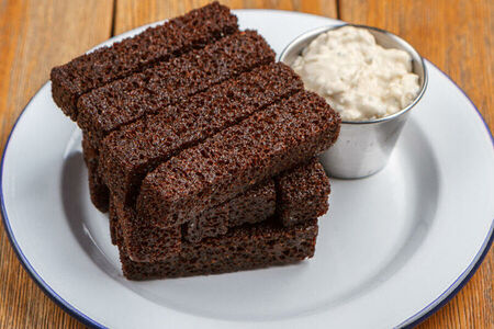 Ржаные гренки с соусом блю-чиз