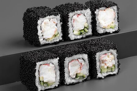 Ролл Калифорния с крабом и огурцом черная