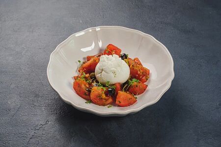 Буррата с томатами