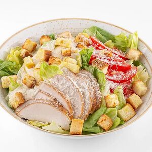 Салат Цезарь с курицей домашнего копчения