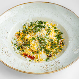 Тёплый салат с копчёной форелью