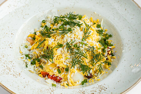 Тёплый салат с копчёной форелью