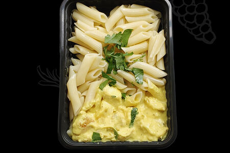 Пенне с куриным филе в сырном соусе