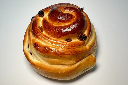 Булочка с изюмом