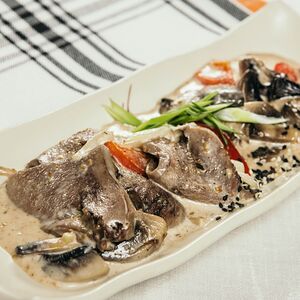 Говяжий язык с овощами в ореховом соусе