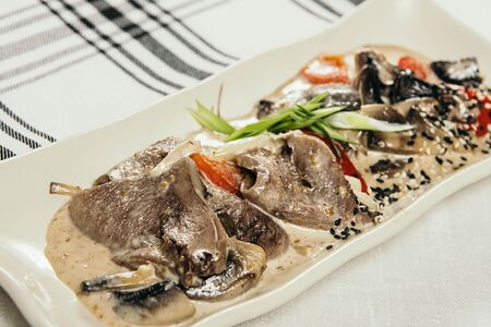 Говяжий язык с овощами в ореховом соусе